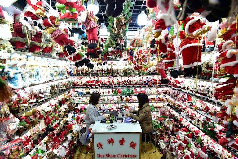 64106ffbbfec1c778a554c3297054e54.Yiwu-Christmas-Market-scaled.jpg
