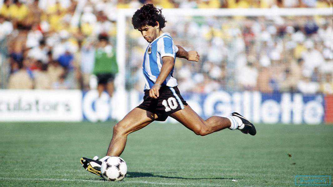 Diego-Maradona-playing-football-1982_tcm25-640178.jpg