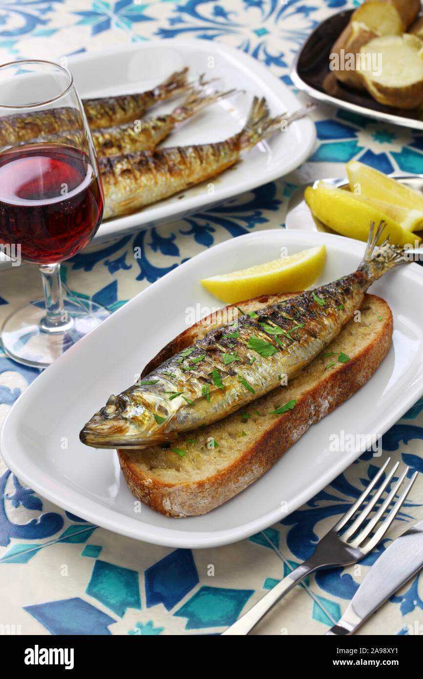 sardinhas-assadas-portuguese-grilled-sardine-on-toasted-bread-2A98XY1.jpg