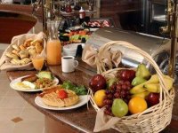re-hotel-desk-clerk-secrets-03-breakfast-buffet-sl.jpg