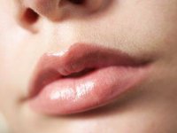 04-makeup-artist-tricks-fuller-lips-sl.jpg