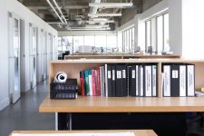09-productive-cubicle-organized-desk.jpg